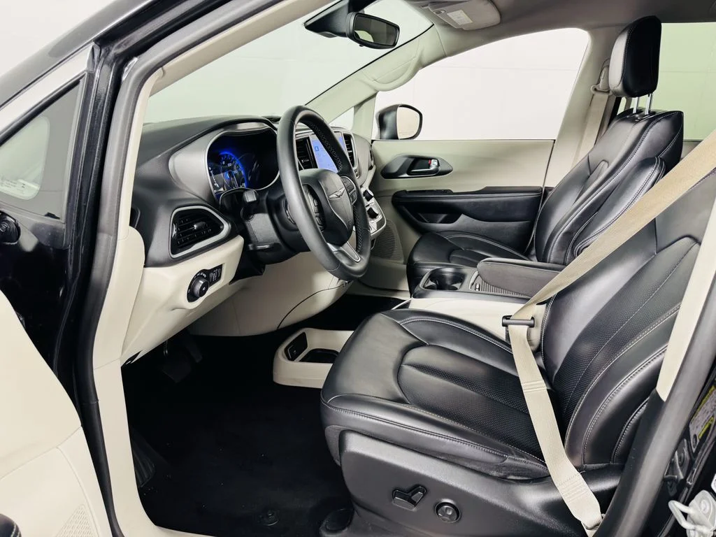 Used 2023 Black Chrysler Touring L image 5