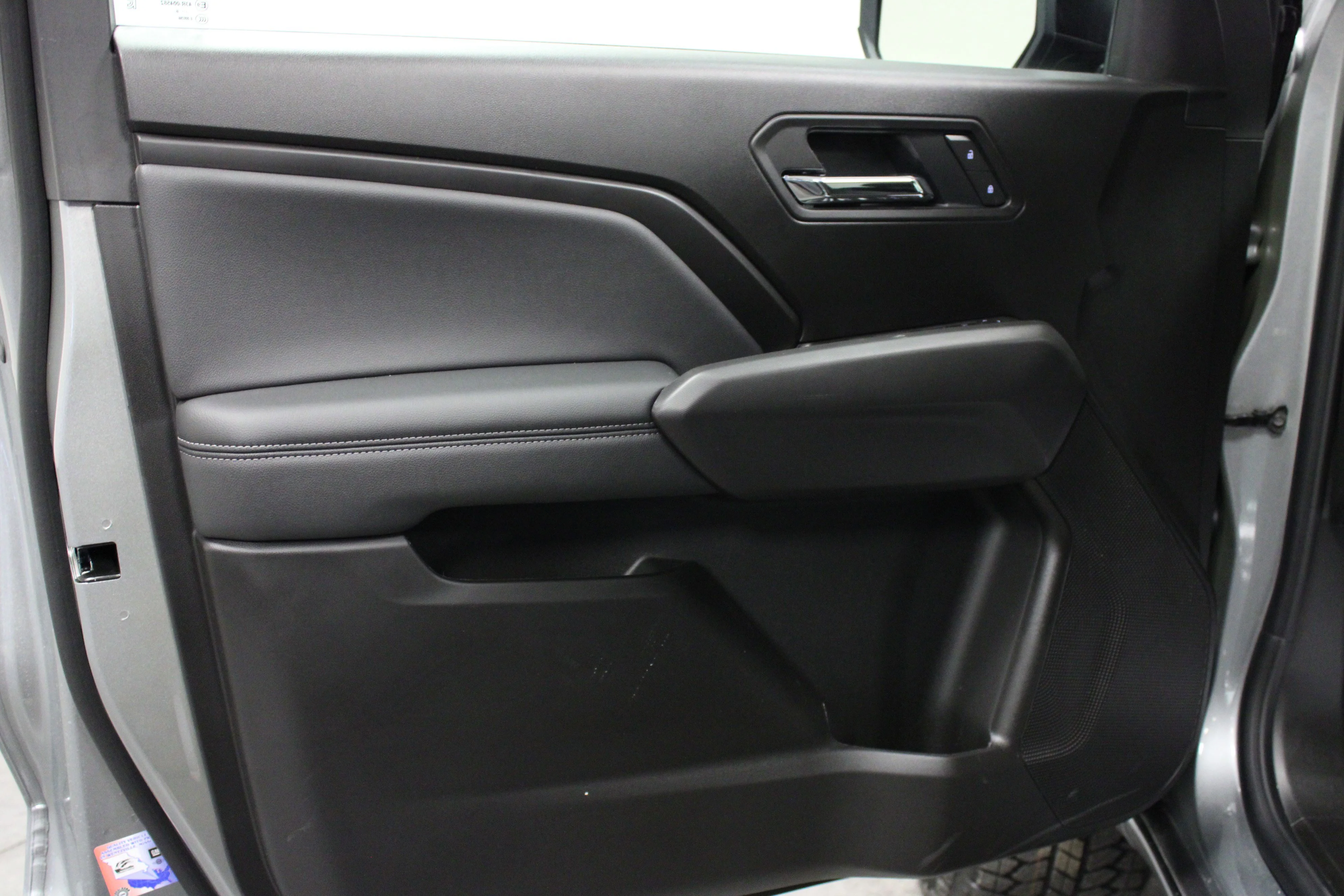 New 2026 Sterling Metallic GMC Elevation image 12
