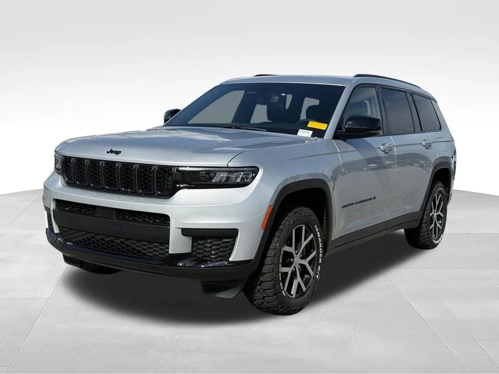 Used 2023 Silver Jeep Altitude image 1