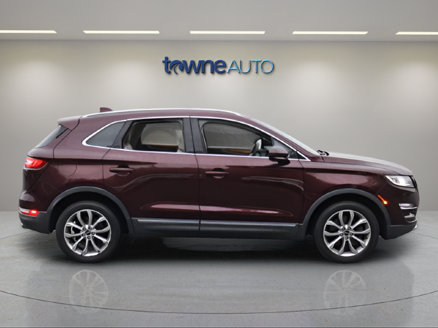 Used 2019 Burgundy Lincoln Select image 8