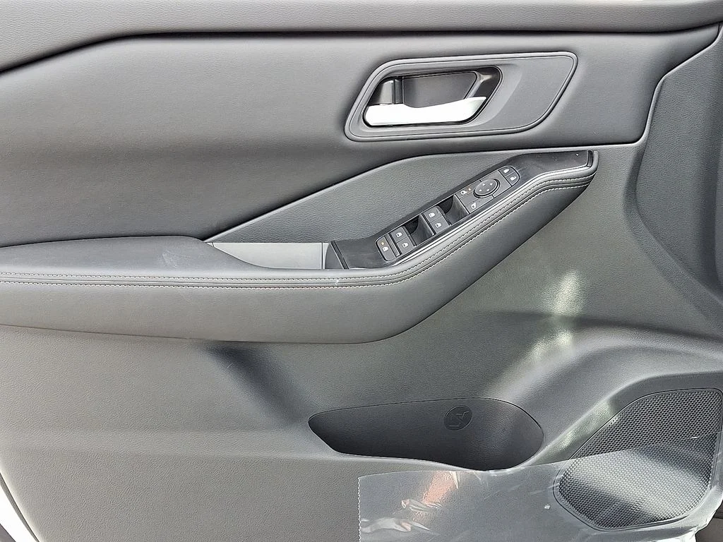 2026 Nissan Rogue SV - Photo 8
