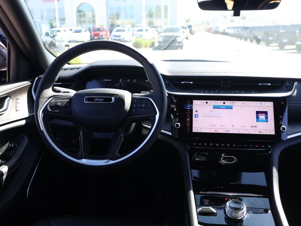 New 2026 Diamond Black Crystal Pearl-Coat Exterior Paint Jeep Limited image 21