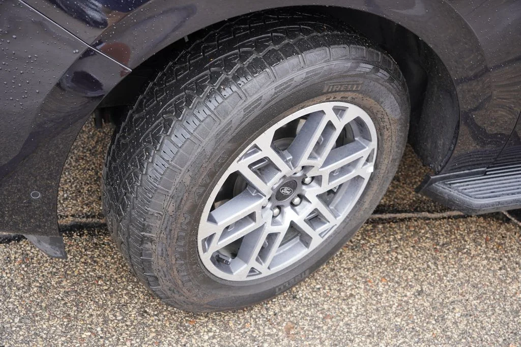 Used 2025 Agate Black Metallic Ford Active image 13