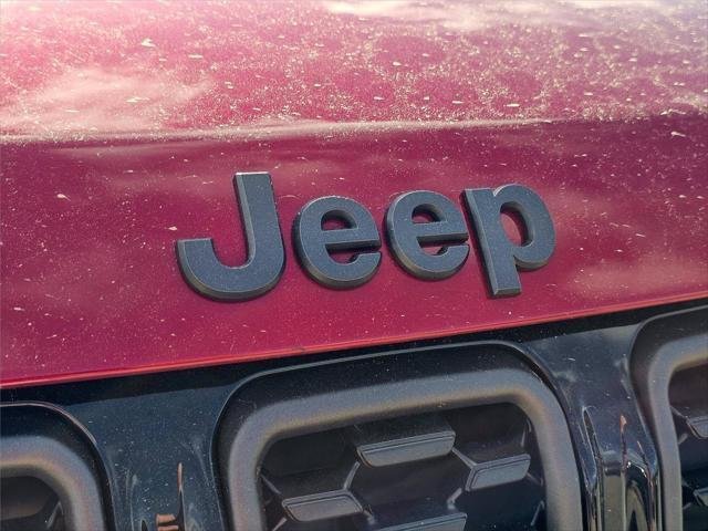 New 2026 Red Hot Pearlcoat Jeep Latitude image 3