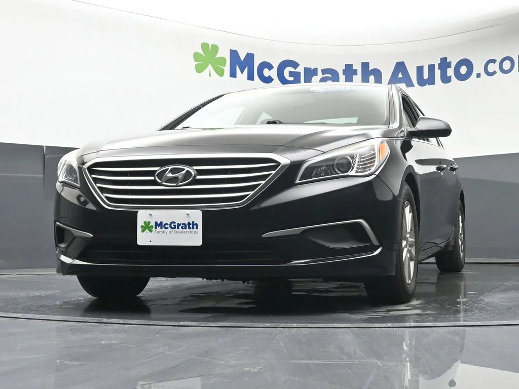 Used 2017 Black Hyundai SE image 7