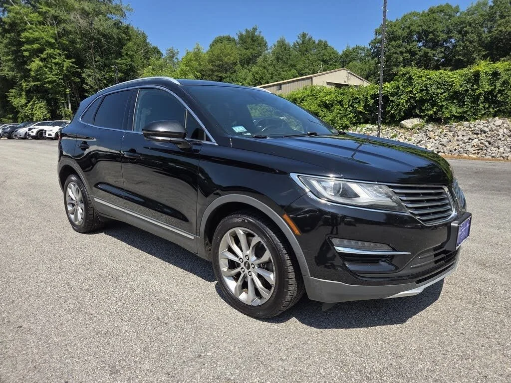 Used 2016 Black Lincoln Select image 1