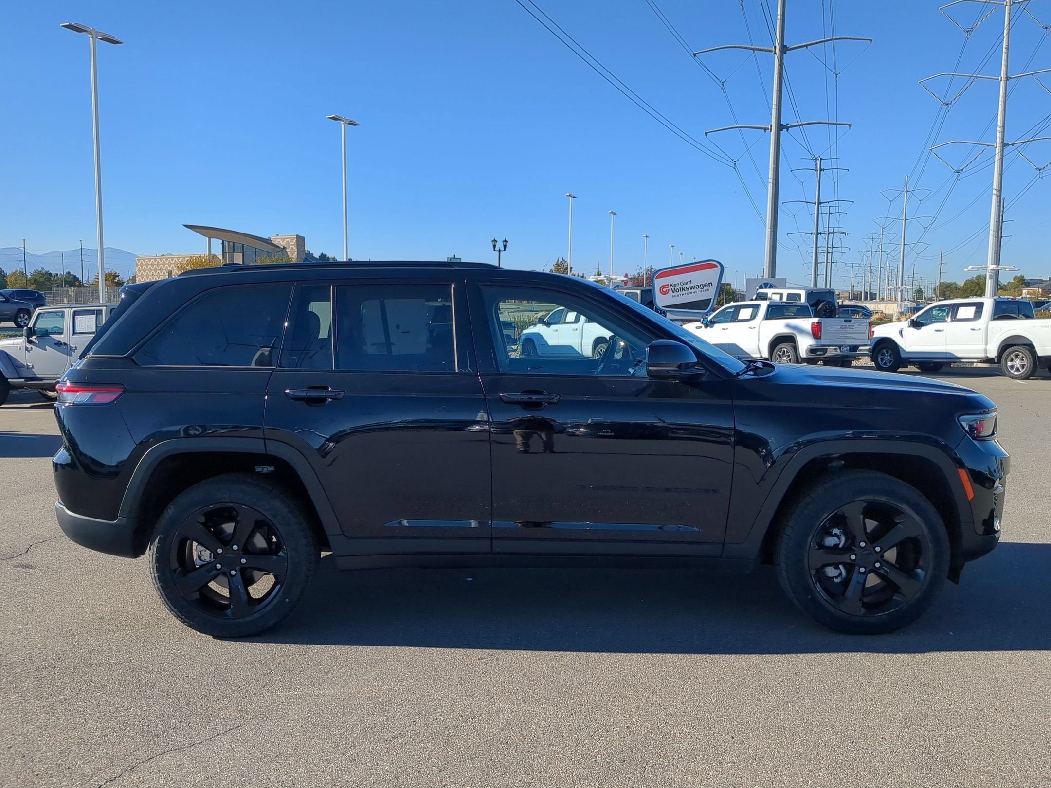 Used 2023 Diamond Black Crystal Pearlcoat Jeep Limited image 2