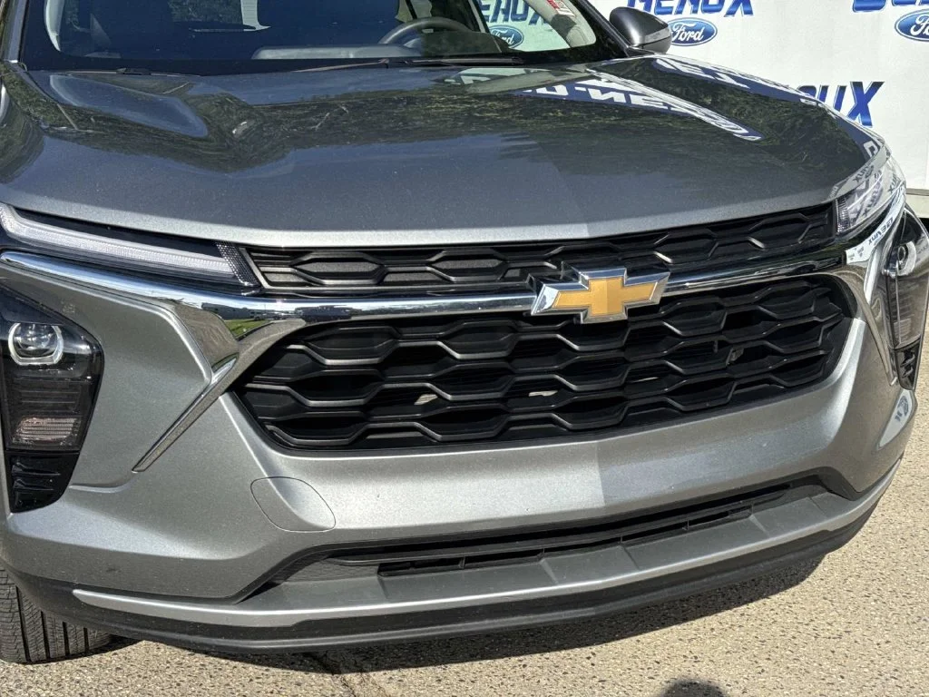 Used 2025 Gray Chevrolet LT image 4