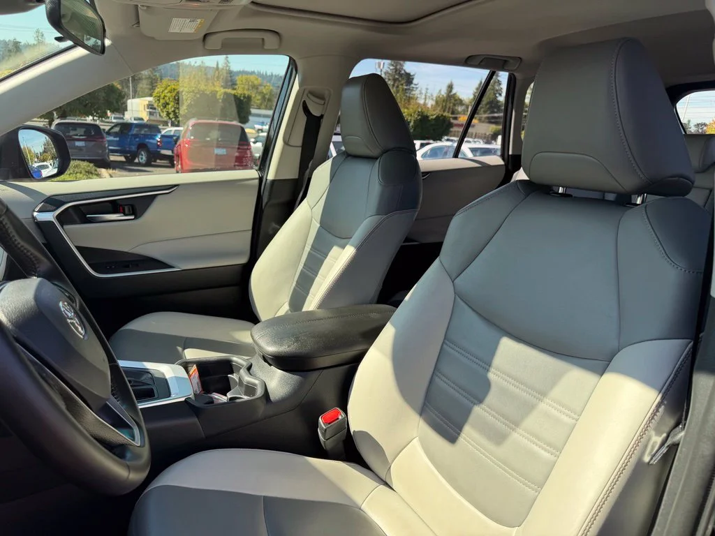 Used 2019 Midnight Black Metallic Toyota XLE Premium image 15