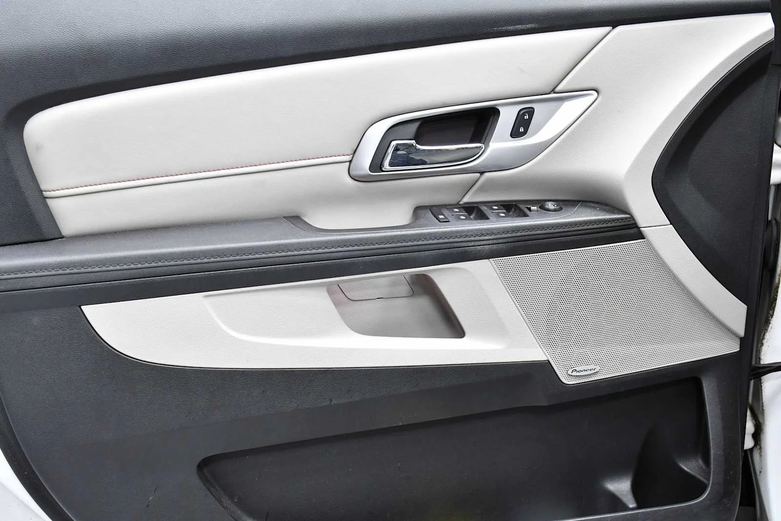 Used 2017 White Frost Tricoat GMC SLT image 12