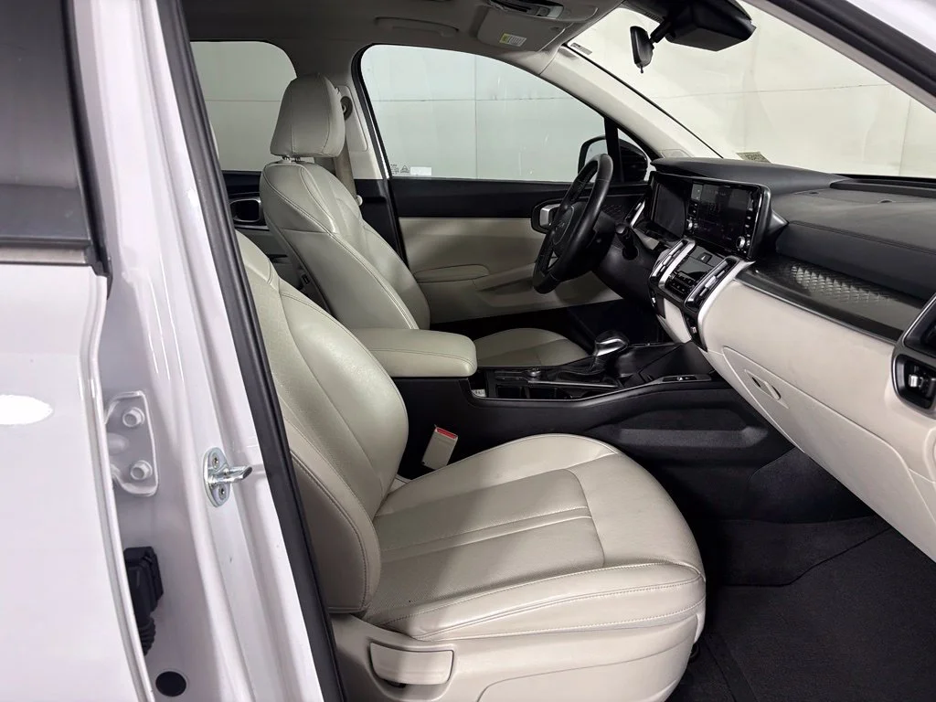 Used 2022 White Kia S image 47