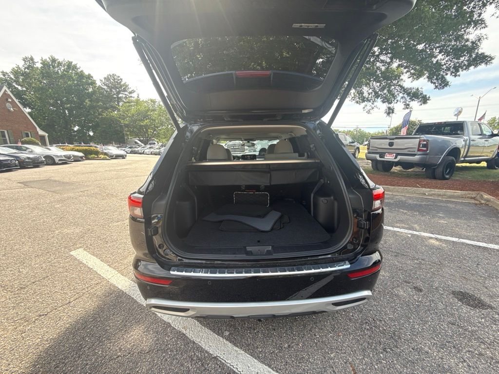 Used 2024 Gray Mitsubishi SEL Platinum Edition image 5