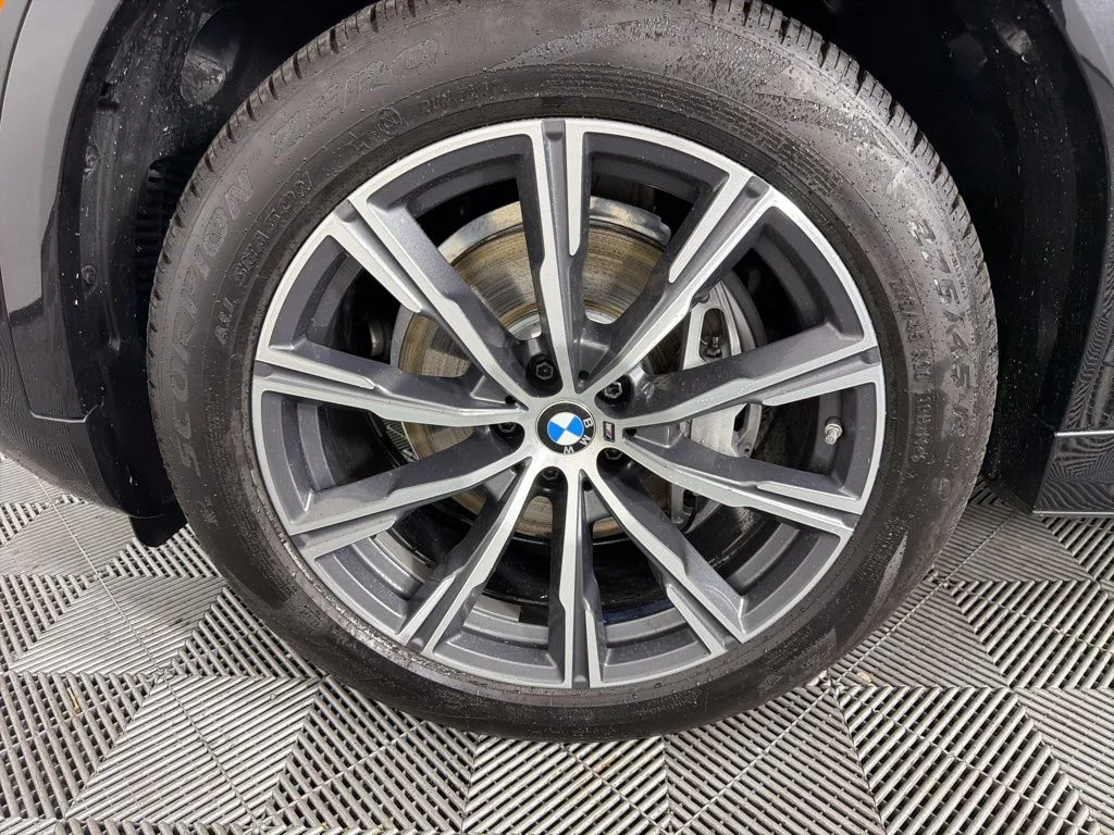 Used 2024 Black Sapphire Metallic BMW xDrive40i image 9