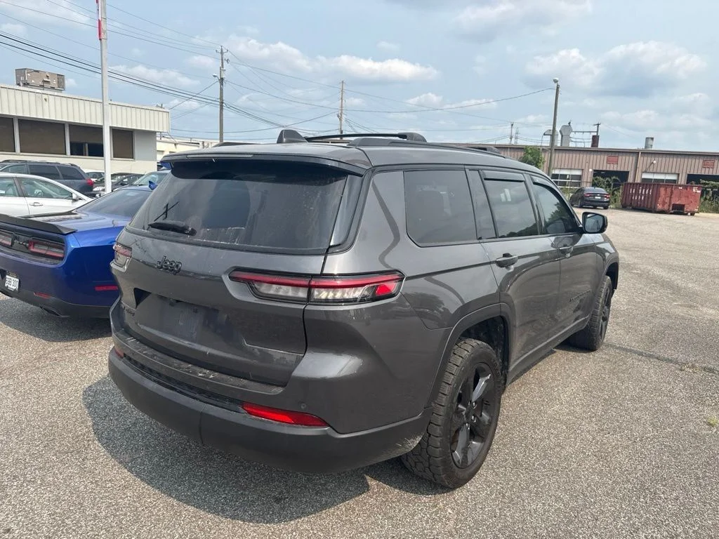 Used 2023 Gray Jeep Altitude image 5