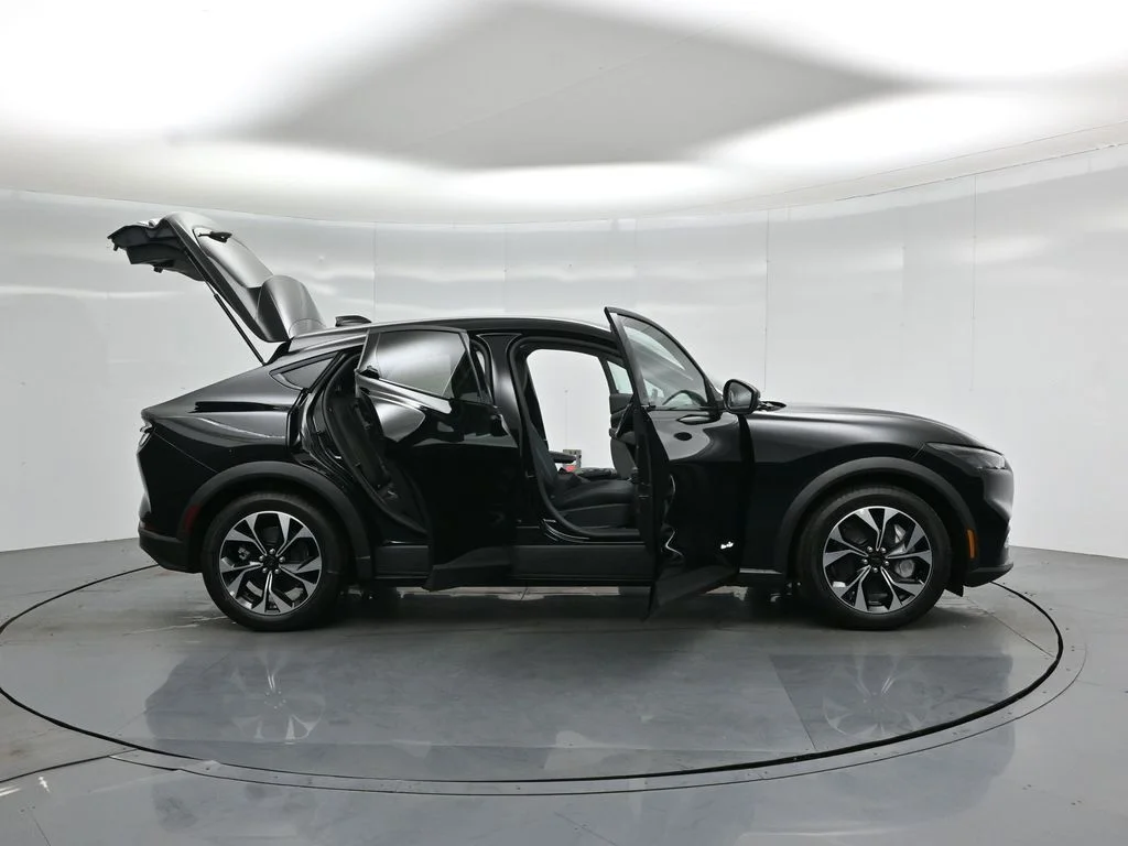 New 2026 Shadow Black Ford Select image 4