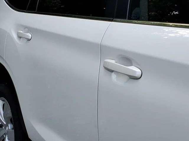 Used 2020 White Subaru Base image 19