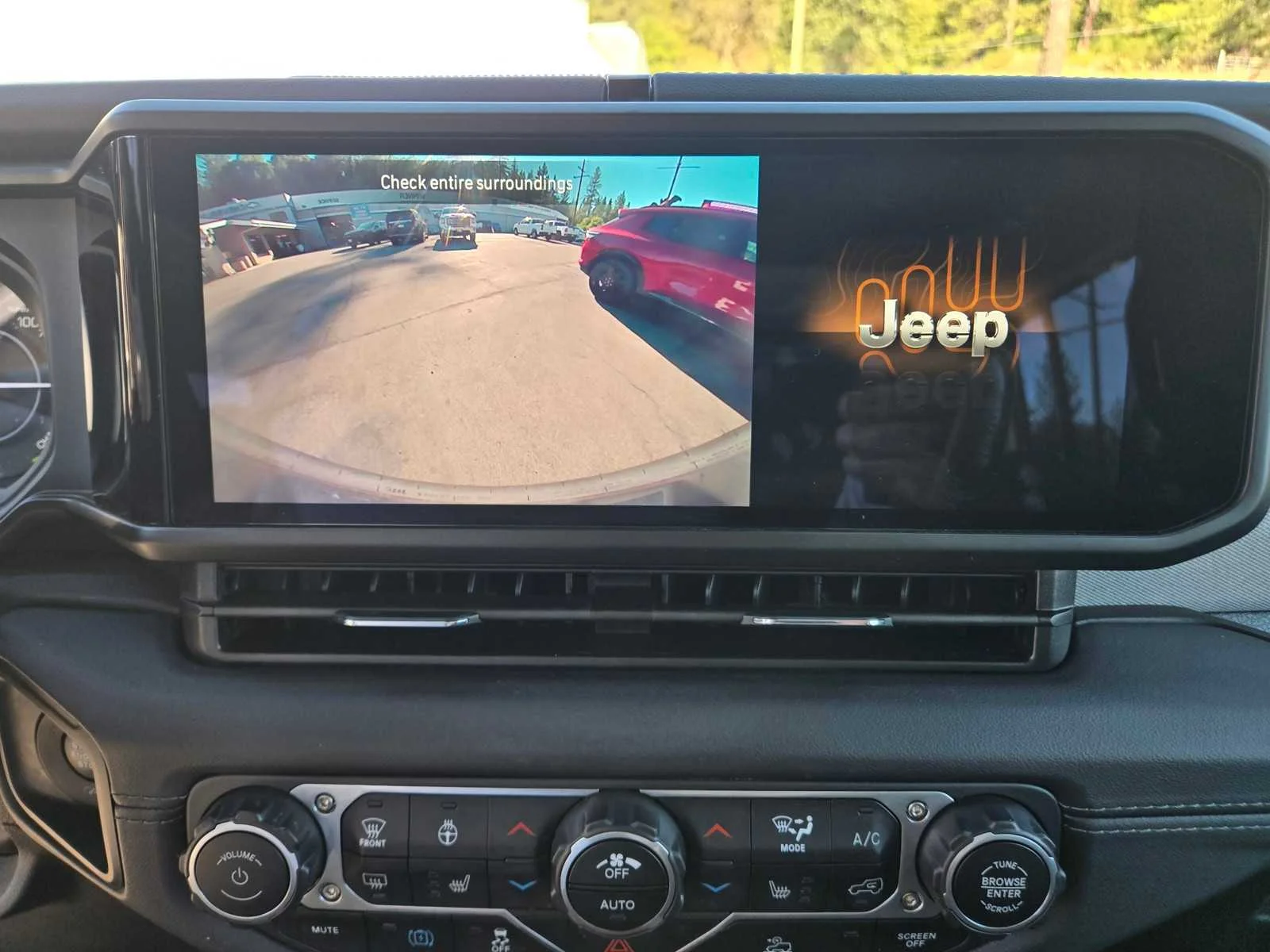 Used 2024  Jeep Sahara image 12