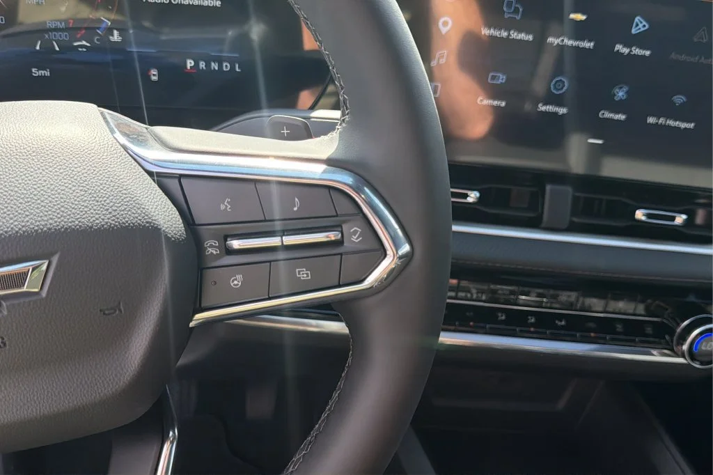 New 2027 Summit White Chevrolet LT image 23