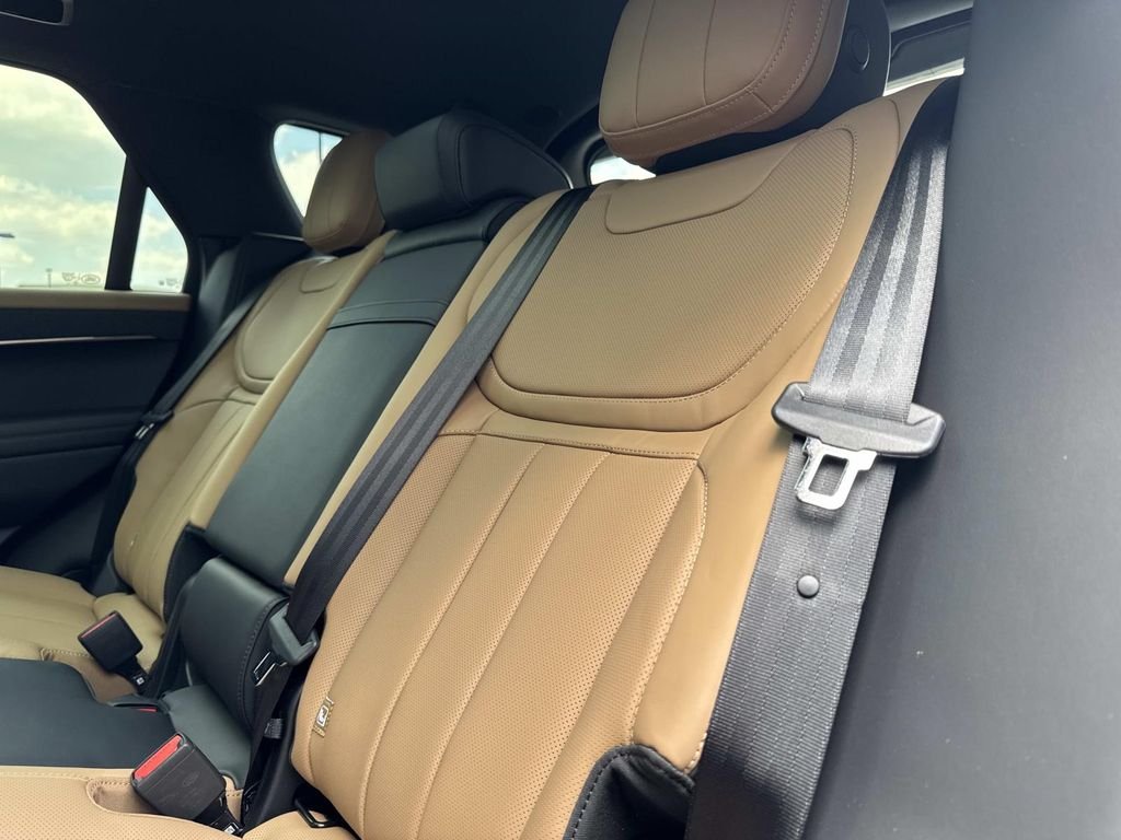 New 2026 Santorini Black Land Rover Dynamic SE image 14