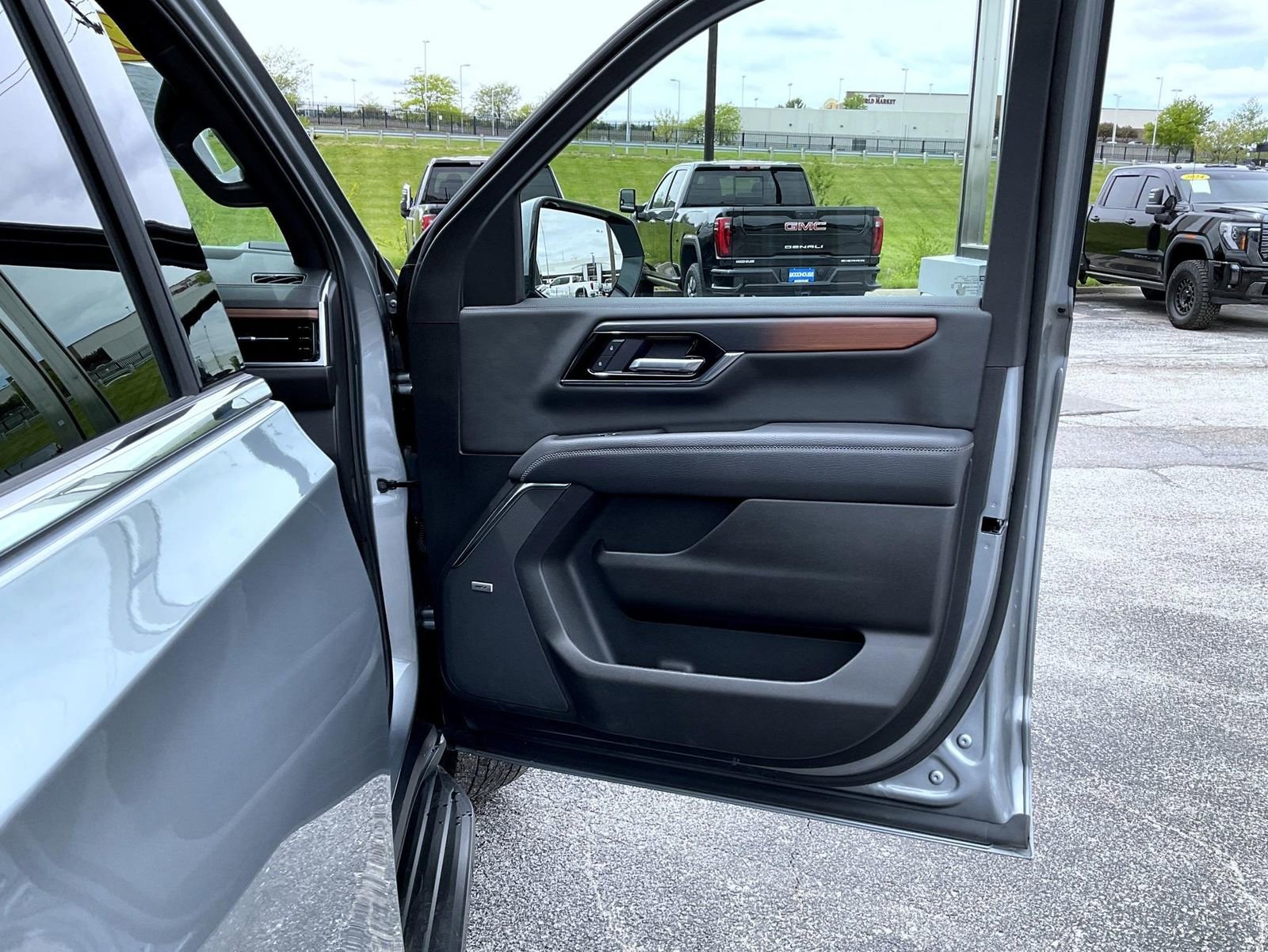 2025 GMC Yukon XL Denali - Photo 16