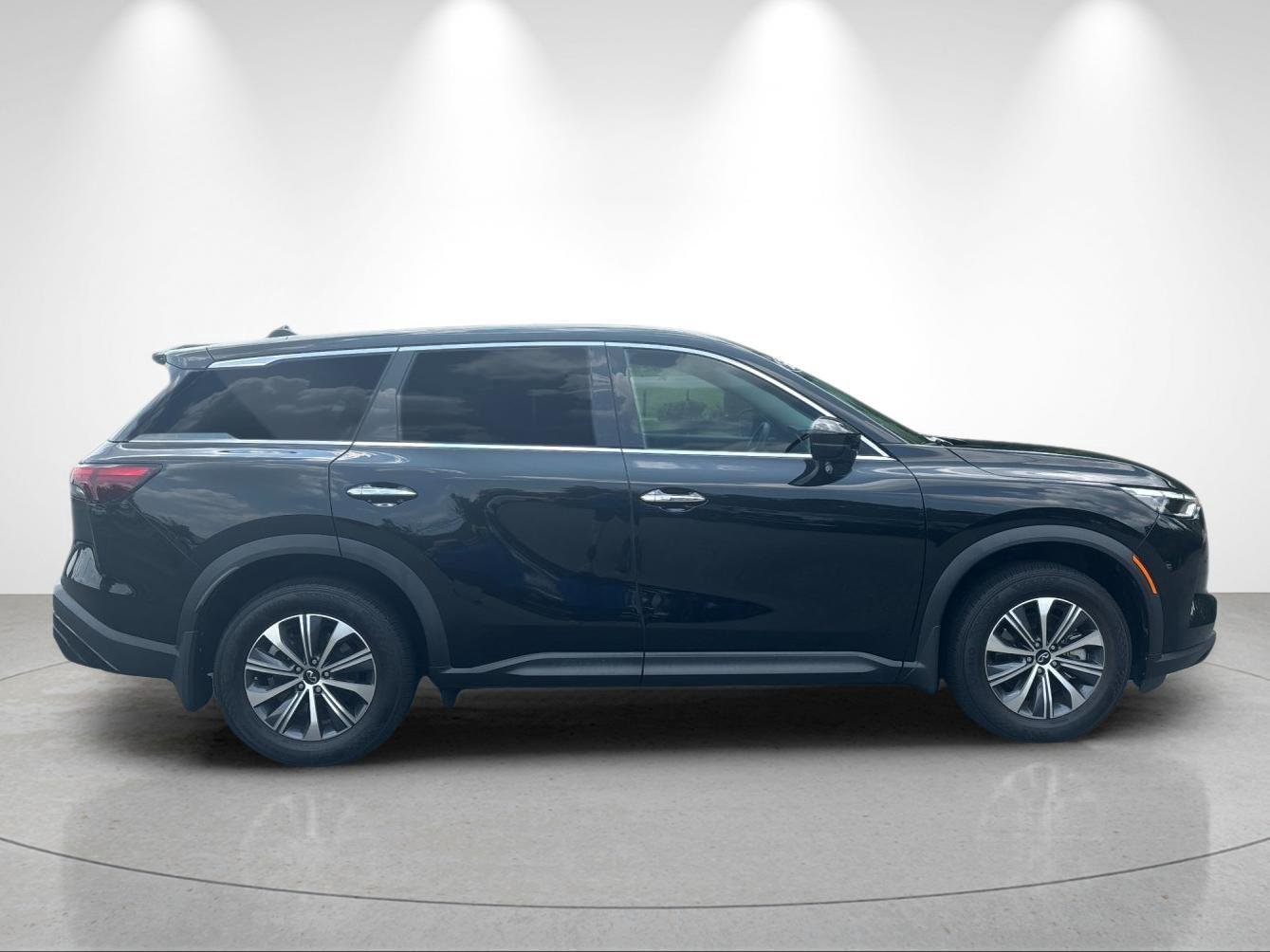 Used 2025 Mineral Black INFINITI PURE image 6