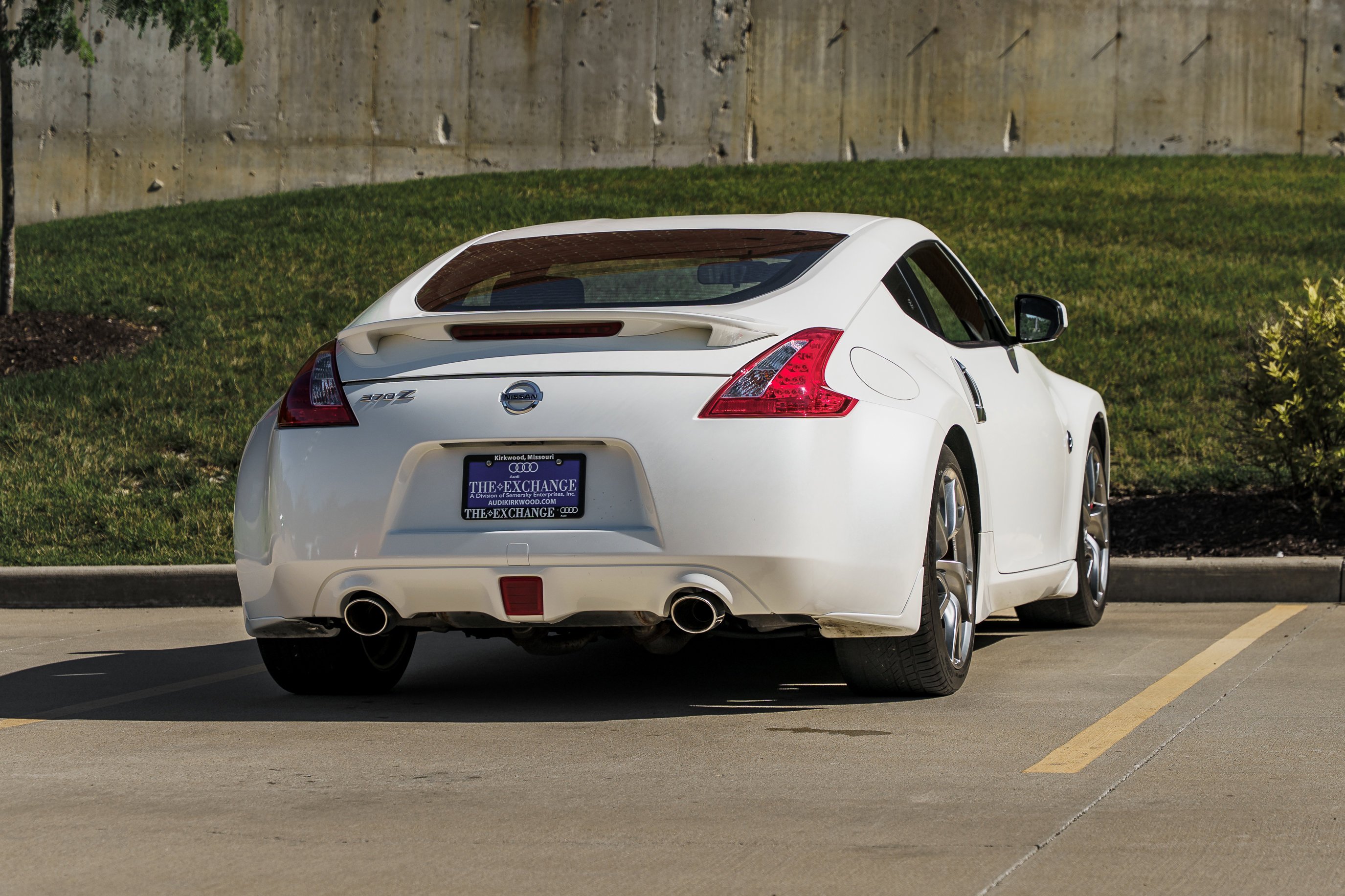 Used 2016 Pearl White Nissan Sport image 4