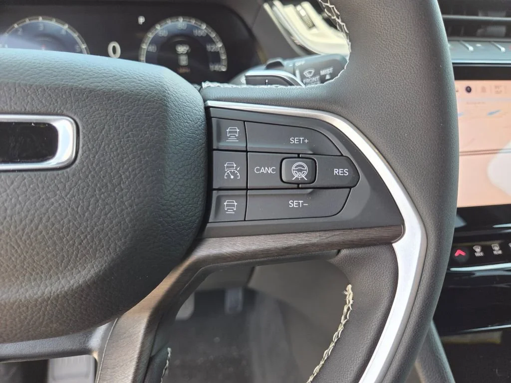 New 2026 Bright White Clear-Coat Exterior Paint Jeep Laredo Altitude image 19