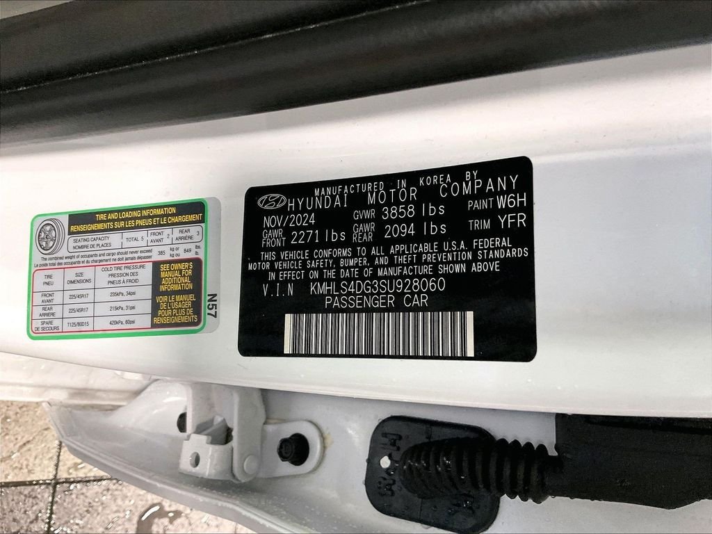 Used 2025 White Hyundai SEL Convenience image 36