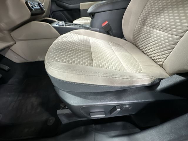 Used 2020 Black Metallic Ford SE image 18
