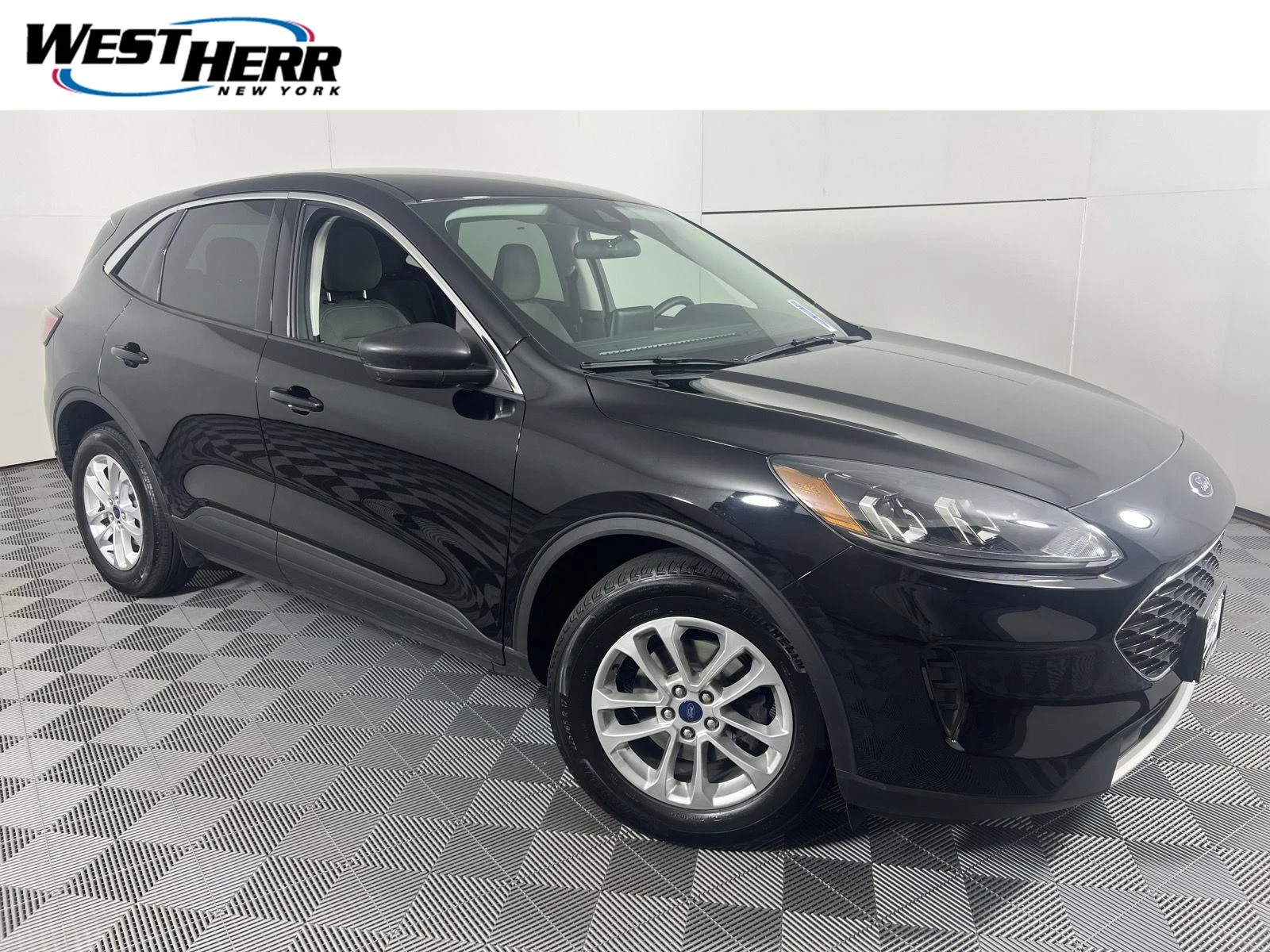 Used 2022 Agate Black Ford SE image 1