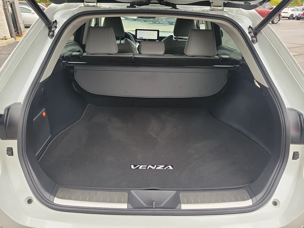 2023 Toyota Venza Limited, photo 8 of 12