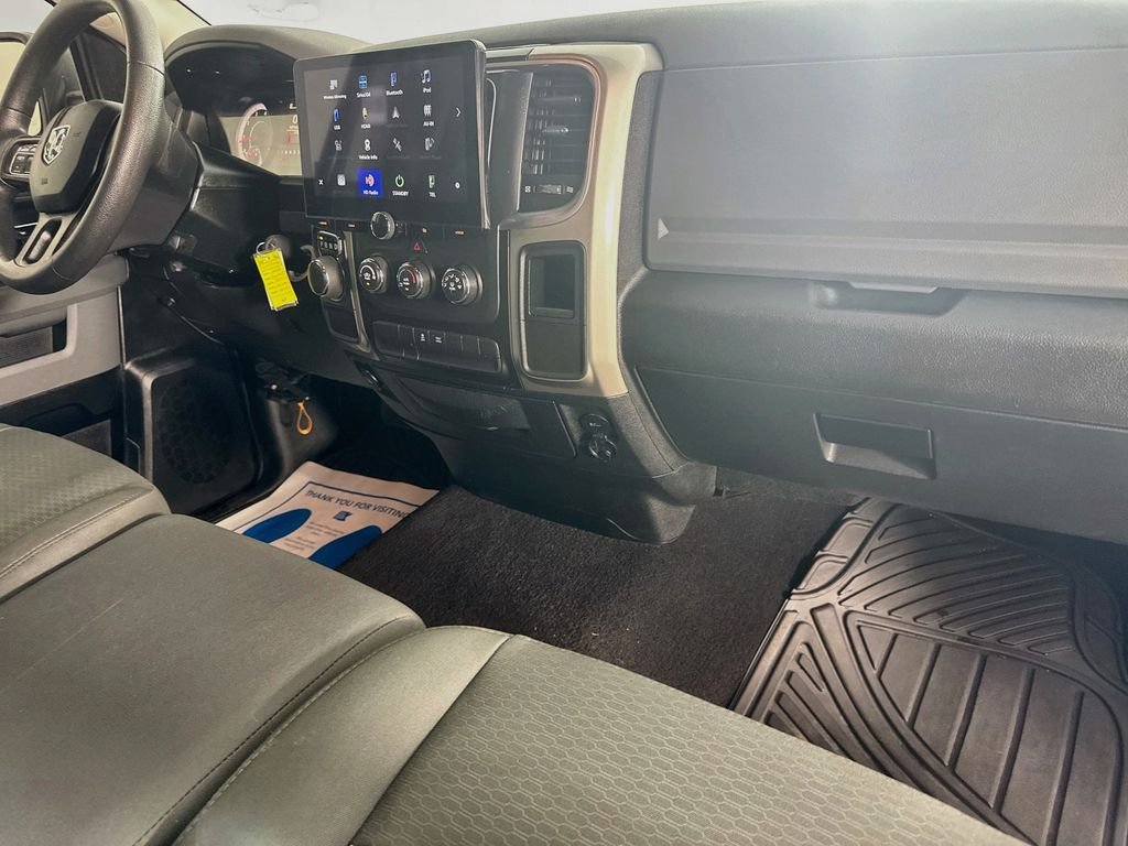 Used 2018 Bright White Clearcoat Ram SLT image 33