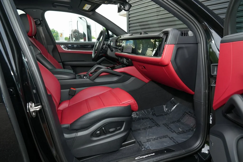 Certified Used 2025  Porsche Base image 36