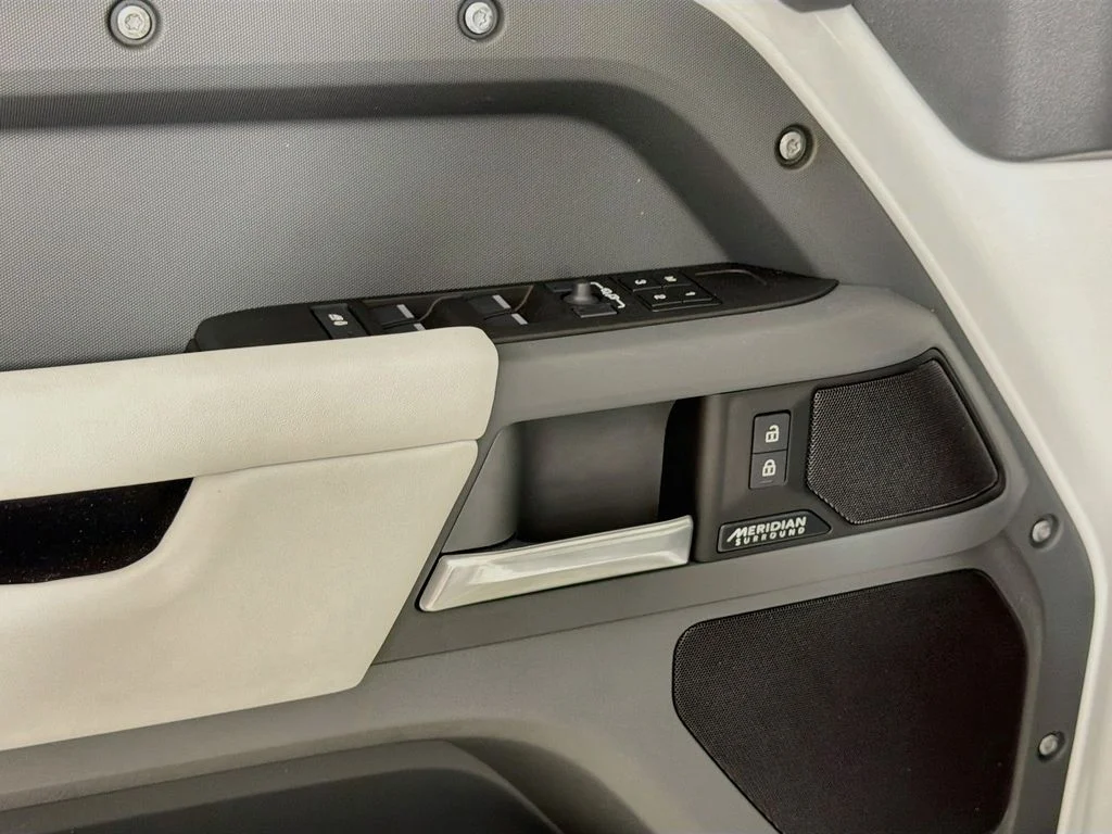 2026 Land Rover Defender X-Dynamic SE - Photo 18