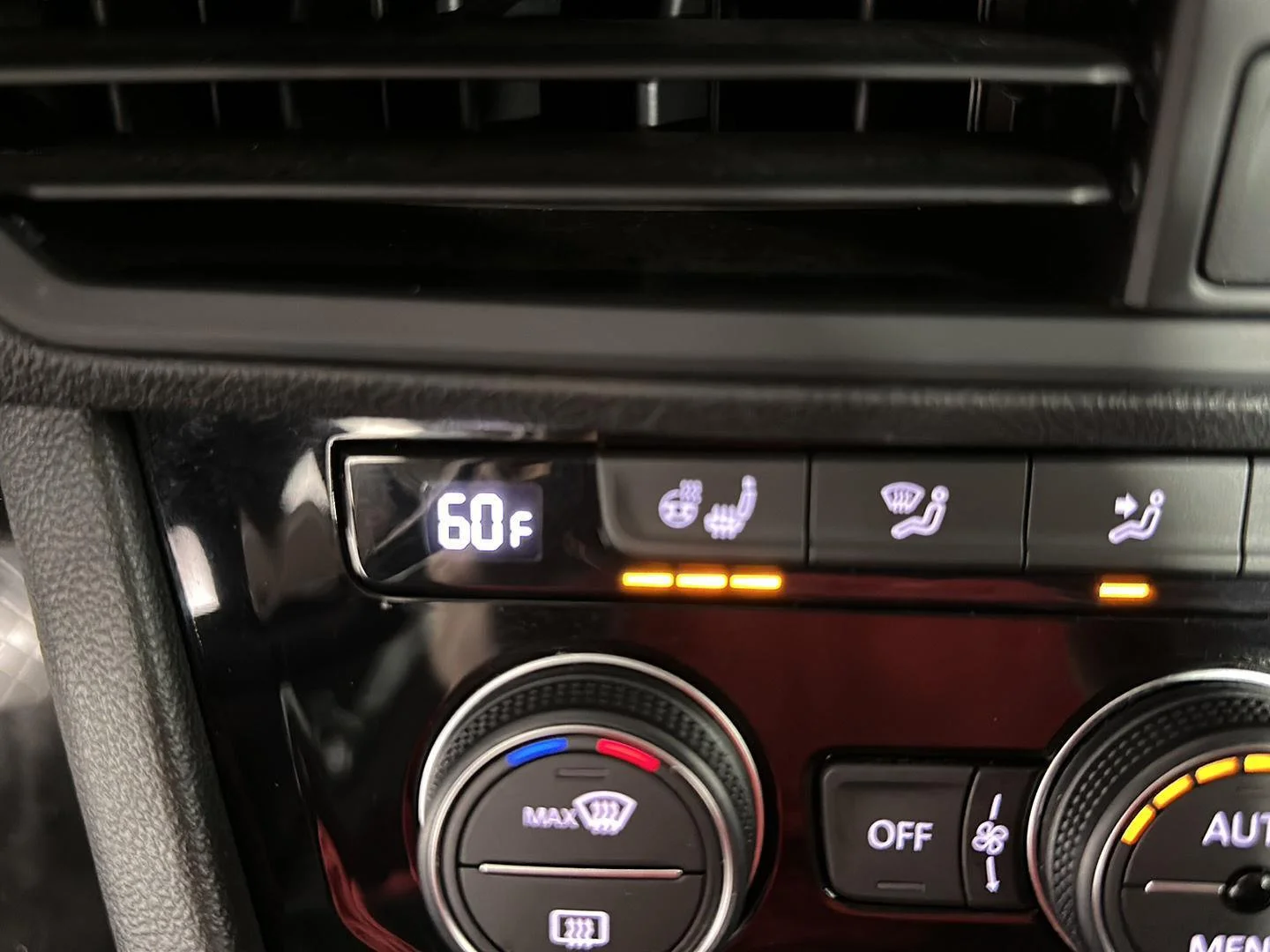 Used 2019 Platinum Gray Metallic Volkswagen SE image 32