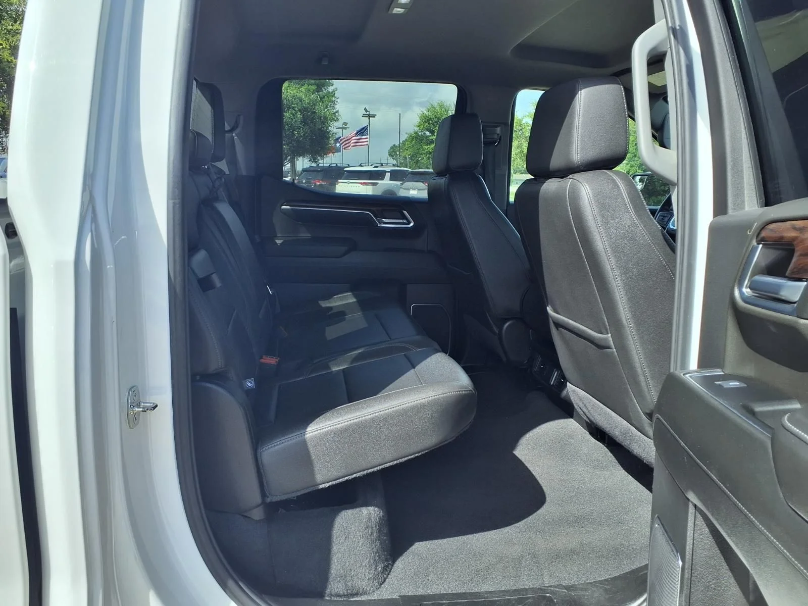 Used 2024 White GMC SLT image 8