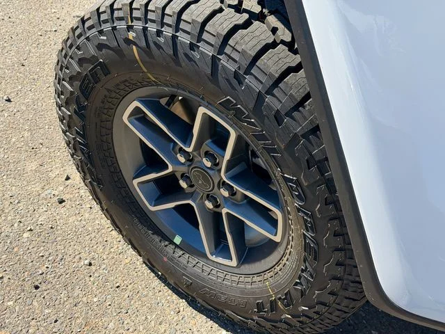 New 2026 Bright White Clear-Coat Exterior Paint Jeep Mojave X image 12
