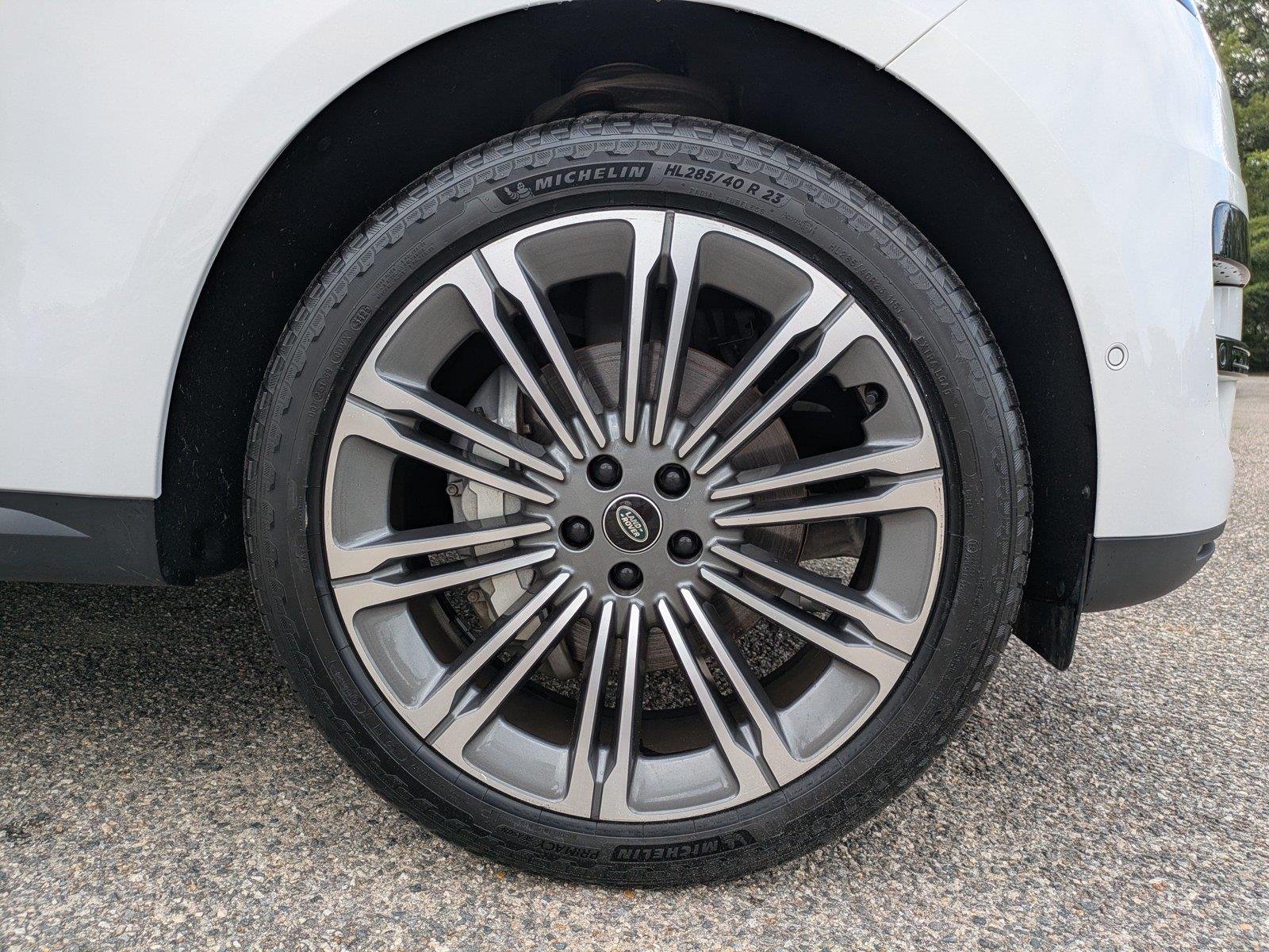 Used 2024 Fuji White Land Rover SE image 11