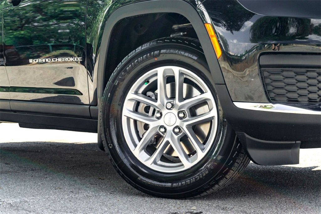 2025 Jeep Grand Cherokee Laredo X photo 2