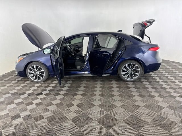 Used 2020  Toyota SE image 11