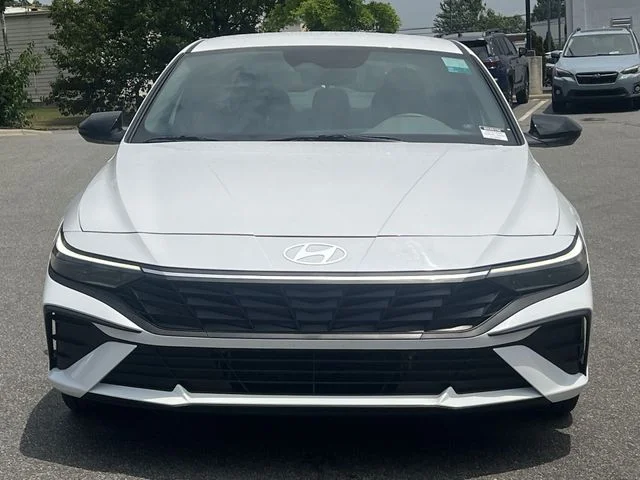 Used 2025 White Hyundai SEL Sport image 16