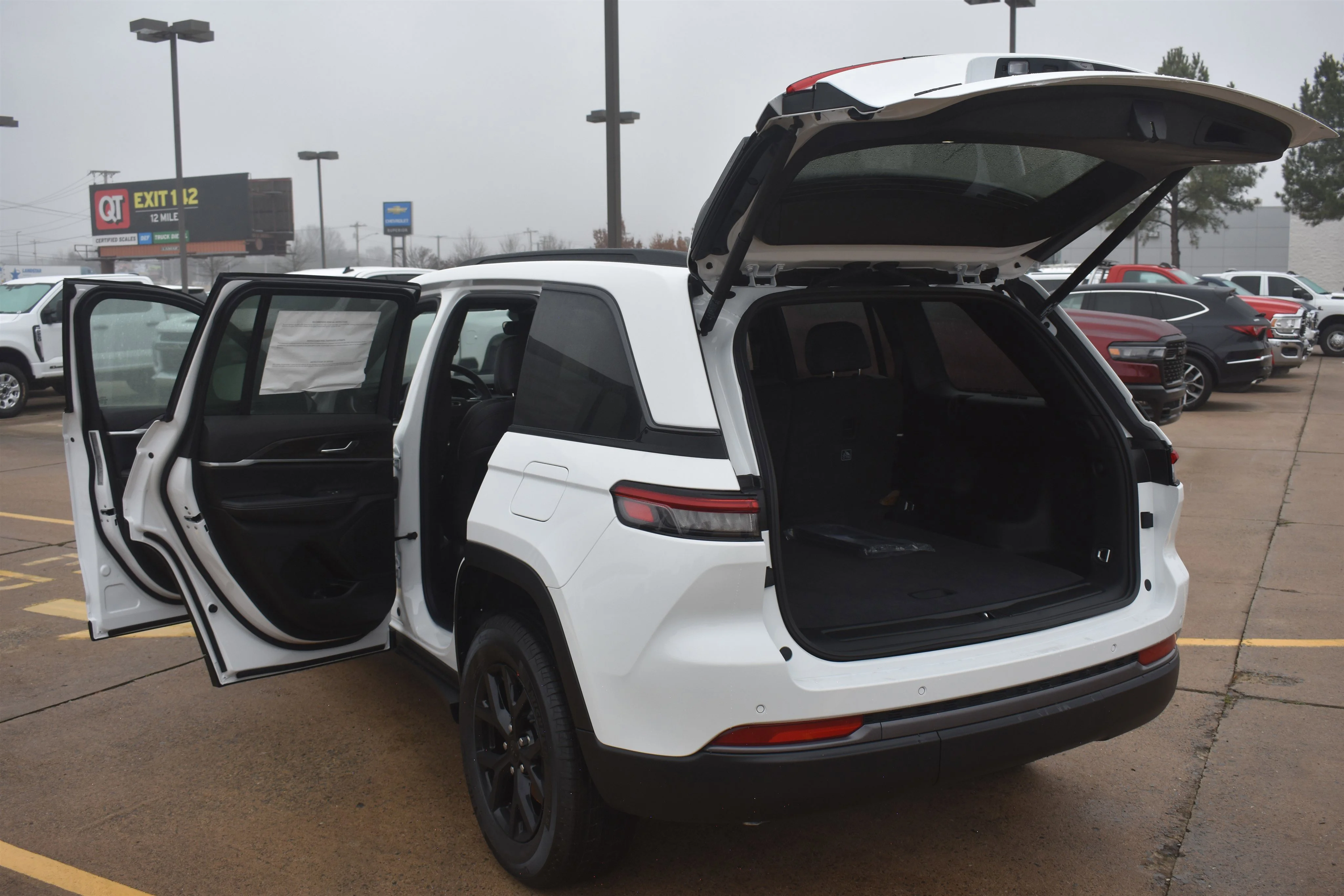 New 2026 Bright White Clearcoat Jeep Laredo Altitude image 17
