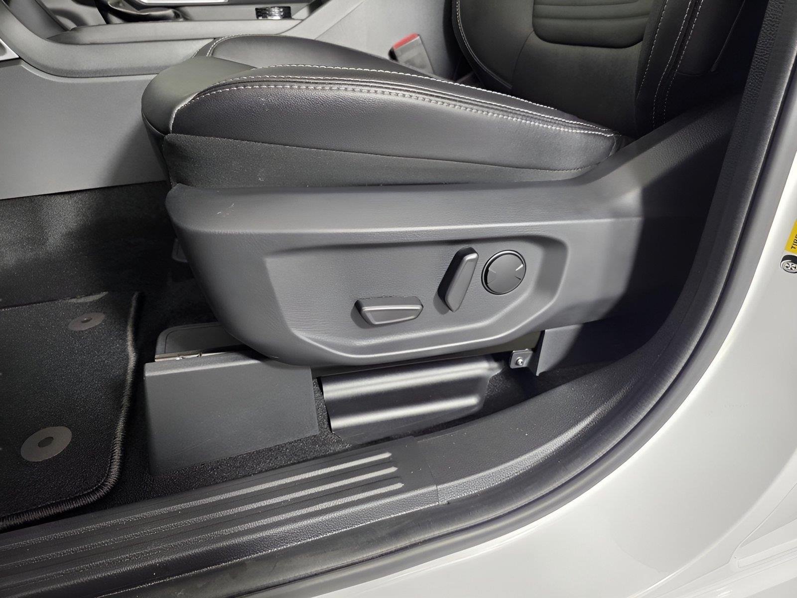 Used 2025 Oxford White Ford LARIAT image 16