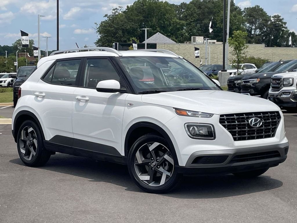 Used 2025 White Hyundai SEL image 1