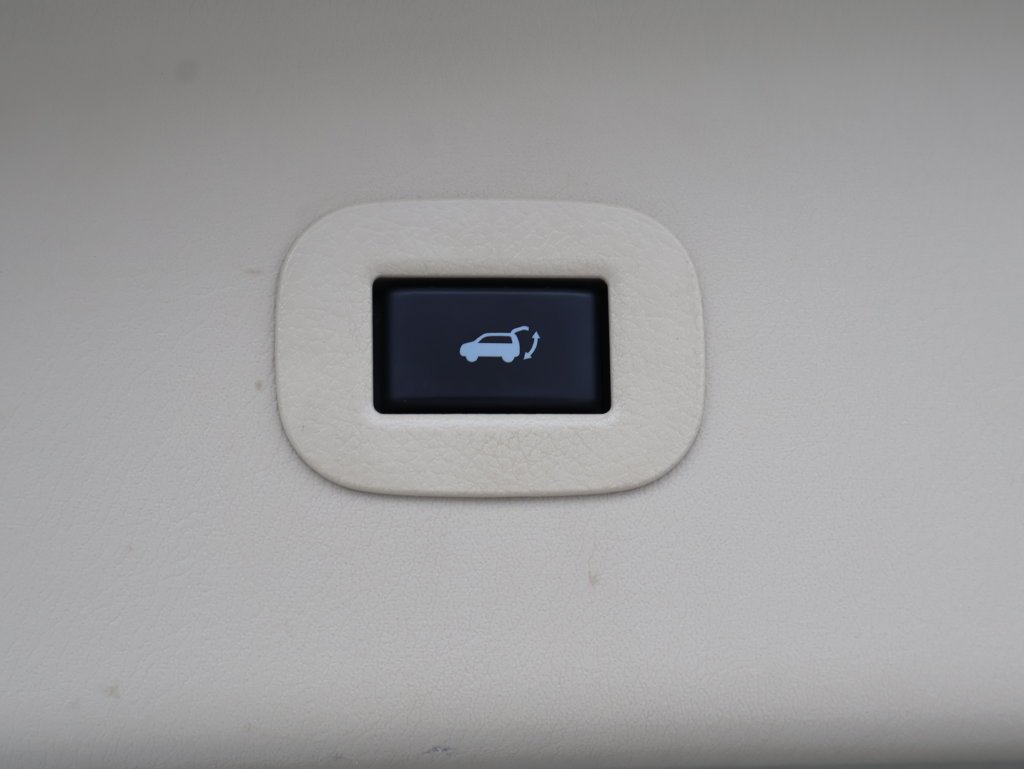 Used 2023 Moonstone White INFINITI Sensory image 21