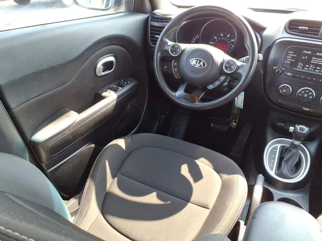 Used 2018 White Kia Base image 22