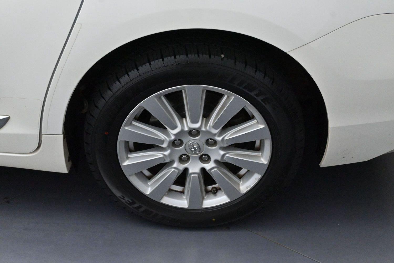 Used 2017 Blizzard Pearl Toyota XLE image 31