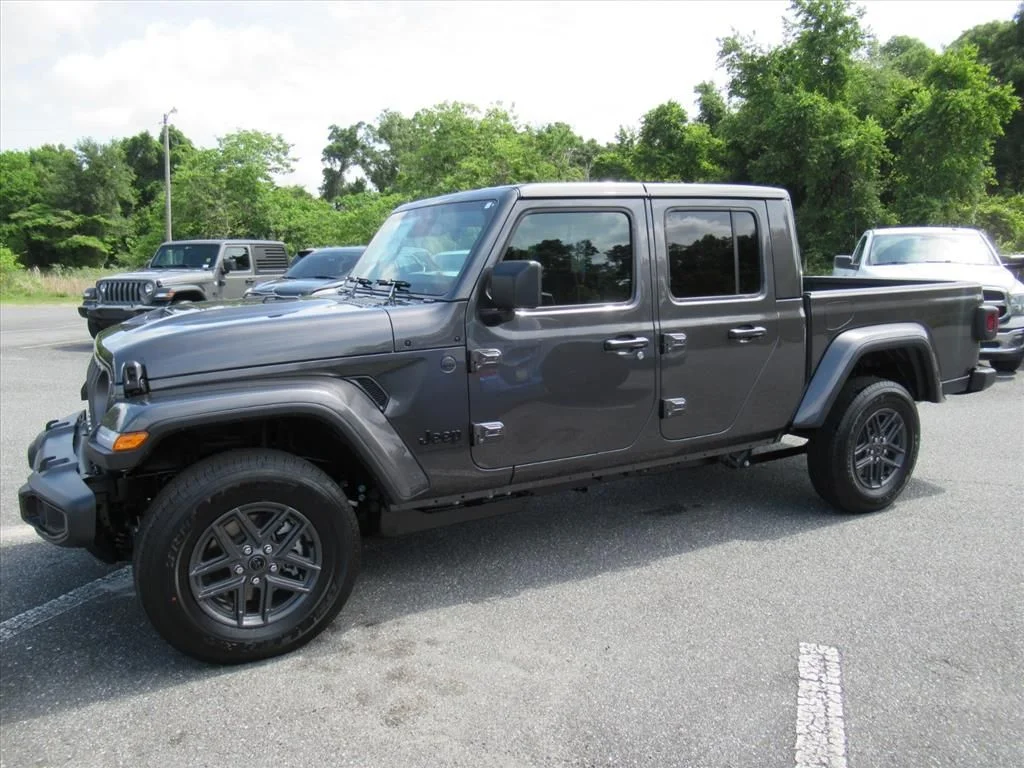 New 2026 Granite Crystal Metallic Clear-Coat Exterior Paint Jeep Sport S image 4