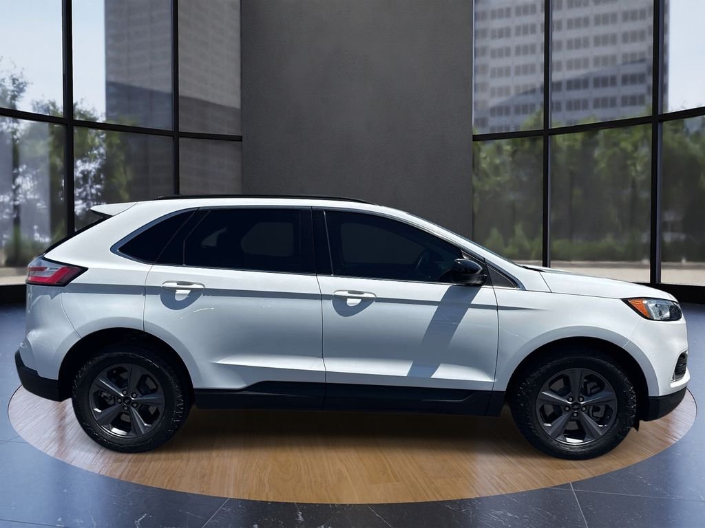 Used 2022 Oxford White Ford SEL image 2