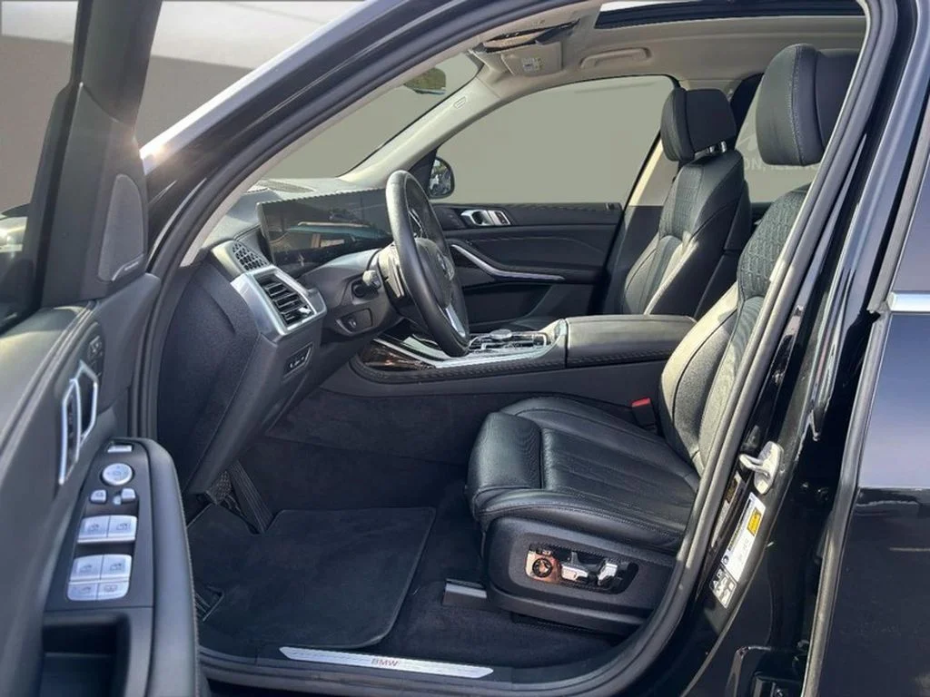 Used 2024 Diamond Black Crystal Pearlcoat Jeep Limited image 6